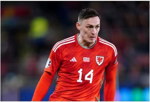 Bên phía Burnley, hậu vệ Connor Roberts có thể tái xuất sau thời gian dài điều trị chấn thương. Ảnh: Internet.