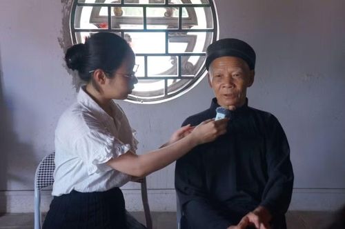 Thành viên dự án phỏng vấn nghệ nhân hát Xoan Nguyễn Xuân Hội, phường Xoan Phù Đức.