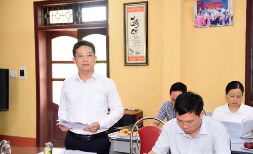 Lãnh đạo Trường PTDTNT ATK Sơn Dương báo cáo kết quả với lãnh đạo tỉnh. (Ảnh: Quốc Việt)