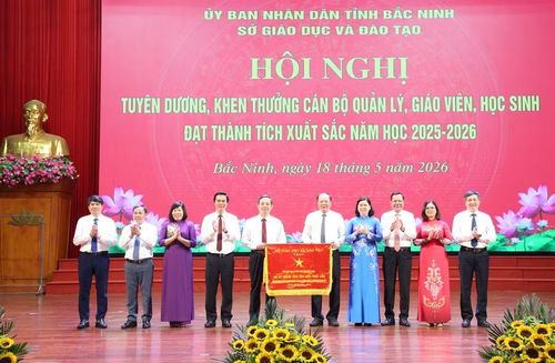 Lãnh đạo tỉnh Bắc Ninh trao Cờ thi đua của Bộ GD&ĐT tặng Sở GD&ĐT.