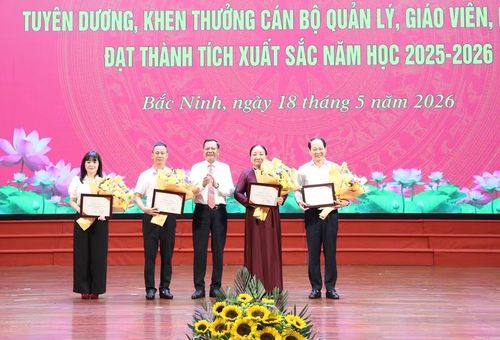 Lãnh đạo Sở GD&ĐT trao chứng nhận và tặng hoa cảm ơn các đơn vị, doanh nghiệp tài trợ học bổng.