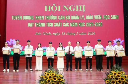 Chủ tịch UBND tỉnh Bắc Ninh Phạm Hoàng Sơn trao Bằng khen của Bộ trưởng Bộ GD&ĐT cho các em học sinh đạt giải Nhất Kỳ thi chọn học sinh giỏi Quốc gia và Cuộc thi KHKT cấp Quốc gia.