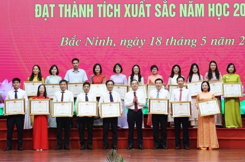 Chủ tịch UBND tỉnh Bắc Ninh Phạm Hoàng Sơn trao Bằng khen cho các cán bộ, giáo viên bồi dưỡng học sinh giỏi cấp Quốc gia.