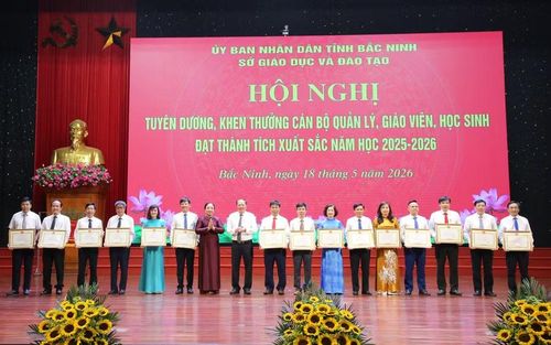 Giám đốc Sở GD&ĐT Tạ Việt Hùng và lãnh đạo Hội Khuyến học tỉnh trao Giấy khen cho các tập thể có thành tích tiêu biểu trong công tác bồi dưỡng học sinh giỏi văn hóa và nghiên cứu khoa học, kỹ thuật năm học 2025 - 2026.