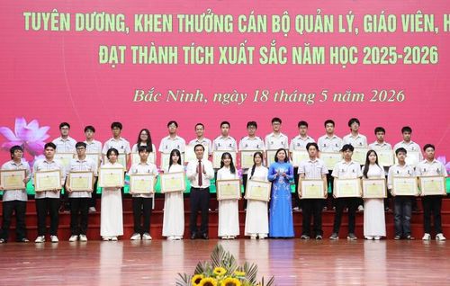 Phó Chủ tịch Thường trực HĐND tỉnh Bắc Ninh Trần Thị Hằng và Phó Chủ tịch UBND tỉnh Lê Xuân Lợi trao Bằng khen của Bộ trưởng Bộ GD&ĐT cho các em học sinh đạt giải Ba Kỳ thi chọn học sinh giỏi Quốc gia.