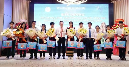 Phó Chủ tịch UBND tỉnh Nguyễn Thanh Hà và lãnh đạo Sở Khoa học và Công nghệ biểu dương, khen thưởng các học sinh.