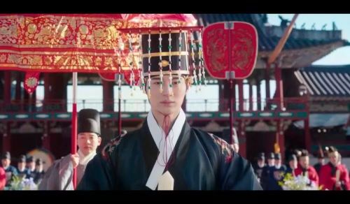 Nam chính đội Goryeo Myeonryugwan trong đại lễ đăng cơ.