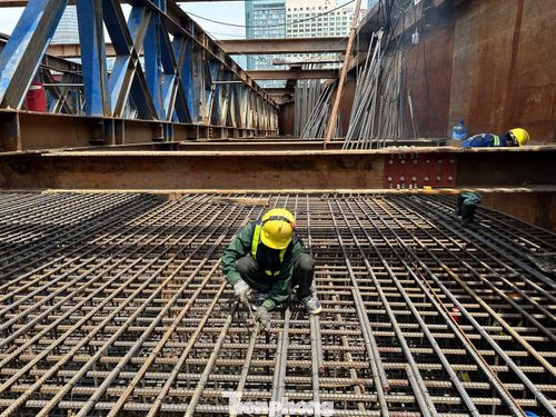 Đối với cầu chính, hạng mục gia công cầu thép đang được công ty CP Cơ khí Xây dựng Thương mại Đại Dũng tăng tốc gia công đồng loạt tại bốn nhà máy ở An Hạ, Bình Chánh, Long An và Vũng Tàu. Khối lượng hoàn thiện hiện đã vượt mốc 60%.