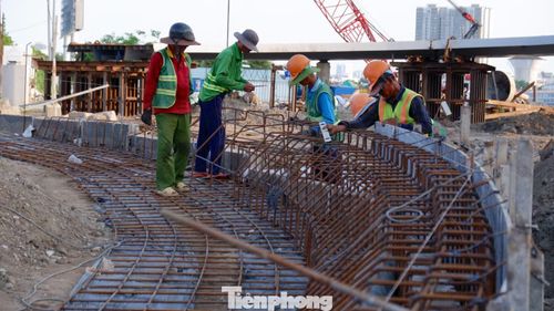 Hạng mục cầu dẫn và đường dẫn đang được tăng tốc, dự kiến hoàn thành cuối tháng 6 năm nay.