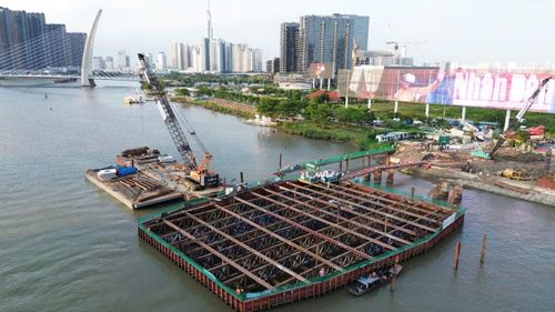 Chiều 11/5 vừa qua, dự án bắt đầu đổ bê tông bệ trụ TC2. Đại diện Ban Quản lý dự án. Mỹ Thuận đánh giá, hạng mục trụ chính của cầu đi bộ này có quy mô lớn hơn nhiều so với nhiều công trình cầu vượt sông gần đây, bởi lẽ khối lượng bê tông được sử dụng cho riêng trụ TC2 đã vào khoảng 5.674 m³.