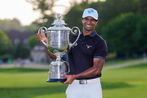 Golfer người Anh Aaron Rai nâng cao Wanamaker Trophy, sau khi giành chiến thắng tại giải PGA Championship 2026. Ảnh: AP