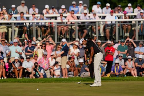 Aaron Rai thực hiện cú putt tại hố 17 ở chung kết giải PGA Championship 2026. Ảnh: AP