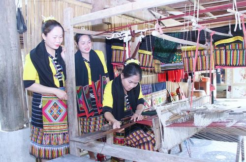 Nghề dệt thổ cẩm phát triển nông thôn mới ở miền Tây Nghệ An. Ảnh: M.Hoa.