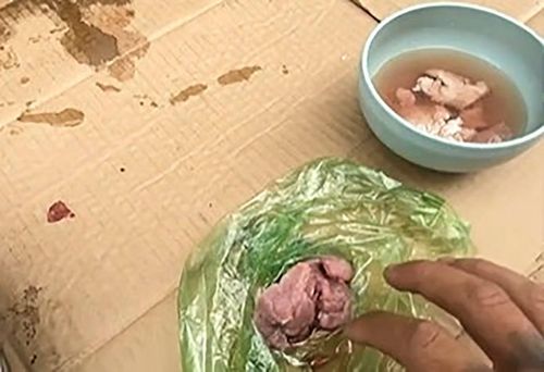 Thịt bò nghi làm giả được anh H.N. mang đến phản ánh với chủ quầy. Ảnh cắt từ clip.