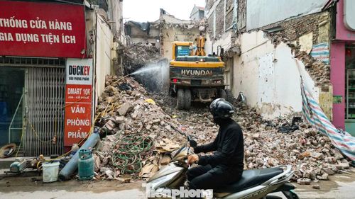 Người dân ở đây cho biết: "Đa số hộ dân đều đồng lòng với chủ trương phát triển hạ tầng tuyến đường Tây Thăng Long. Chúng tôi đều rất mong mỏi được tái định cư sớm để ổn định cuộc sống. Chỉ cần được bố trí nơi ở hợp lý là ai cũng yên tâm di dời thật nhanh".