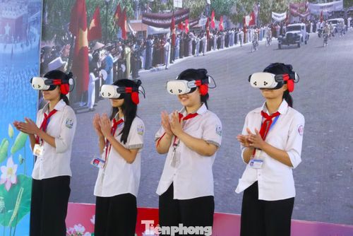 Các em học sinh trường THCS Kim Liên (Nghệ An) “ngược dòng thời gian” về ngày Bác Hồ đọc Bản Tuyên ngôn Độc lập.