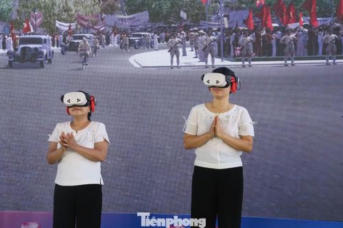 Nhiều du khách cũng chia sẻ sự bất ngờ và thích thú trước cách tái hiện lịch sử bằng công nghệ hiện đại. Không chỉ được quan sát, người tham gia còn có cảm giác như đang trực tiếp hòa mình vào không khí hào hùng của ngày Độc lập 2/9/1945, qua đó hiểu hơn về giá trị lịch sử và thêm tự hào về truyền thống dân tộc.