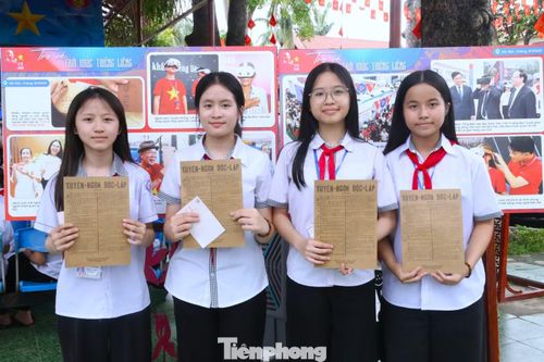  Em Hoàng Lê Bảo Trâm, học sinh lớp 8 Trường THCS Kim Liên (thứ 2 từ phải qua) cho biết, em cảm thấy rất xúc động và tự hào khi được nghe lại lời Bác trong không gian tái hiện bằng công nghệ hiện đại. “Em có cảm giác như đang đứng giữa Quảng trường Ba Đình trong ngày lịch sử của dân tộc. Không gian, âm thanh và hình ảnh đều rất chân thực”, Trâm chia sẻ. 