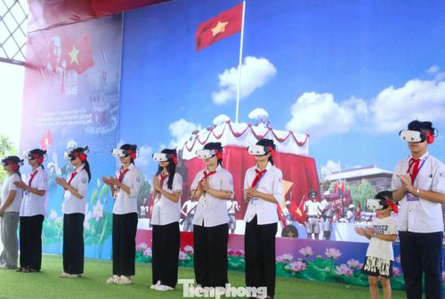  Thông qua kính VR, người tham gia có thể tự do di chuyển trong không gian 3D, tương tác với các bối cảnh lịch sử được phục dựng công phu. Hình ảnh, âm thanh và khung cảnh Quảng trường Ba Đình hiện lên sống động, mang lại cảm giác như đang trực tiếp chứng kiến thời khắc thiêng liêng của dân tộc. 