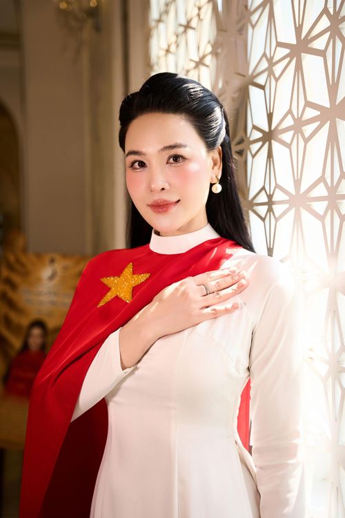 Ca sĩ Nhật Huyền.