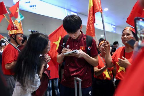 Các cầu thủ trẻ U17 Việt Nam ký tặng người hâm mộ.