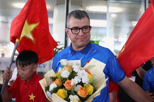 HLV Cristiano Roland nhận bó hoa tươi thắm từ đại diện VFF. Chiến lược gia người Brazil cho thấy sự "mát tay" với bóng đá trẻ Việt Nam.