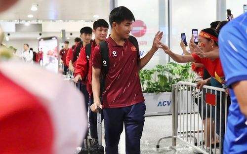 Đông đảo người hâm mộ có mặt tại sân bay chào đón các thành viên U17 Việt Nam.