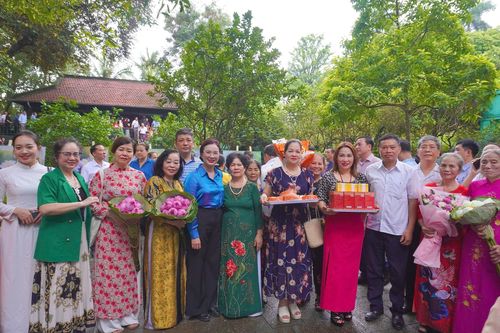 Hội đồng hương Nghệ An tại Hà Nội phối hợp cùng Câu lạc bộ Dân ca Ví, Giặm Nghệ Tĩnh tại Hà Nội dự chương trình tổ chức trong Bảo tàng Hồ Chí Minh.