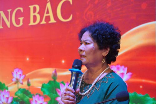 Bà Nguyễn Thị Thành, Chủ nhiệm Câu lạc bộ Dân ca Ví, Giặm Nghệ Tĩnh tại Hà Nội phát biểu tại chương trình