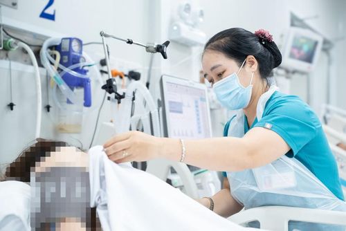  Nữ bệnh nhân nhập viện trong tình trạng đã hôn mê độ 3 (thang đo glasgow đạt 6 điểm), phải duy trì thuốc an thần để kiểm soát co giật, tụt huyết áp, phải hỗ trợ hô hấp bằng bóp bóng qua nội khí quản.