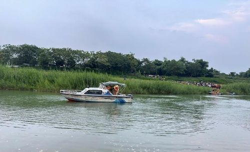 Lực lượng chức năng tìm kiếm thi thể các em học sinh đuối nước.