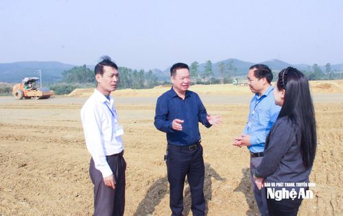 Cán bộ phường Hoàng Mai kiểm tra, đôn đốc giải phóng mặt bằng Khu công nghiệp Hoàng Mai II. Ảnh: Mai Hoa