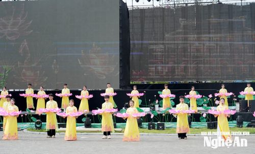 Chương trình nghệ thuật có sự tham gia của các học sinh, sinh viên Nghệ An. Ảnh: Mỹ Hà