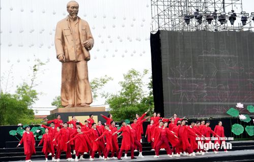 Các nghệ sĩ tham gia buổi tổng duyệt Lễ khai mạc Lễ hội Làng Sen năm 2026. Ảnh: Mỹ Hà