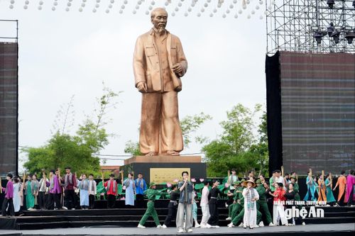 Chương trình nghệ thuật gồm 3 chương: “Sen nở đất quê”, “Dấu chân thời đại” và “Hương sắc trường tồn” với nhiều ca khúc nổi tiếng. Ảnh: Mỹ Hà