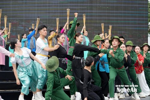 Đêm nghệ thuật quy tụ đông đảo nghệ sĩ nổi tiếng như: NSND Hồng Lựu, NSND Tiến Dũng, NSƯT Vân Khánh, NSƯT Vũ Thắng Lợi, Tùng Dương, Quốc Thiên, Văn Mai Hương, Bùi Công Nam, Dương Hoàng Yến… Ảnh: Mỹ Hà