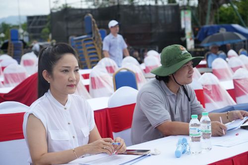 NSND Thanh Thúy - Phó Giám đốc Sở Văn hóa và Thể thao Thành phố Hồ Chí Minh theo dõi buổi tổng duyệt. Ảnh: Mỹ Hà