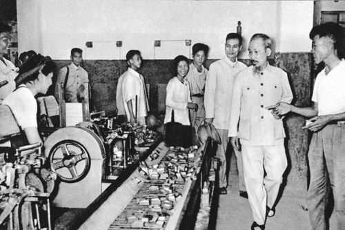  ...hay đi thăm nhà máy, công trường đều luôn có cán bộ, chiến sĩ Trung đoàn 600 bảo vệ an toàn tuyệt đối cho Người. Ảnh tư liệu Bác Hồ thăm Nhà máy Diêm Thống Nhất, Hà Nội ngày 16/8/1956 và thăm công trường đại thủy nông Bắc - Hưng - Hải, ngày 25/12/1958. 