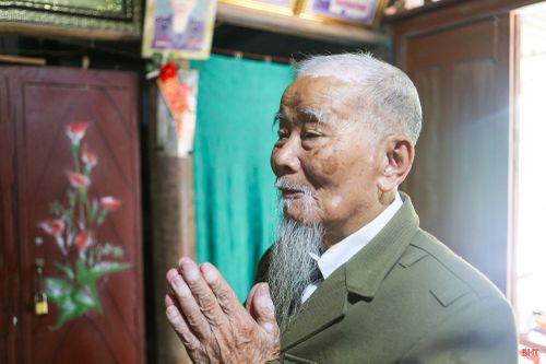 Trong căn nhà nhỏ của mình tại thôn Mỹ Lạc (xã Kỳ Thượng), cựu binh Phan Văn Thi lại sửa soạn bàn thờ dâng nén tâm hương, thành kính tưởng nhớ Bác Hồ kính yêu.