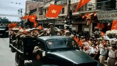  Thủ đô Hà Nội rợp bóng cờ hoa, người dân nô nức đón Bác Hồ và đoàn quân chiến thắng trở về. Ảnh: Tư liệu. 