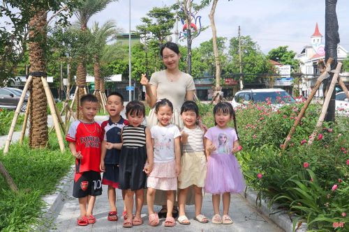 Chị Phan Thị Thu Hương (phường Thành Sen) chia sẻ: “Những tuyến phố rực rỡ sắc hoa khiến không gian đô thị trở nên tươi mới, dễ chịu hơn. Tôi thường đưa các em nhỏ đi dạo, chụp ảnh dưới những hàng hoa để lưu lại những khoảnh khắc đẹp của mùa hè”.