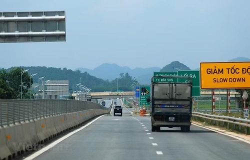 Phương tiện lưu thông trên tuyến cao tốc Bắc-Nam đoạn Mai Sơn-Quốc lộ 45 với quy mô phân kỳ đầu tư 4 làn xe hạn chế. (Ảnh: Việt Hùng/Vietnam+)
