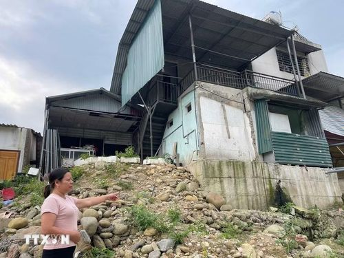 Gia đình chị Trần Thị Điều, thôn Làng Chạng, bị xói sâu vào phần móng nhà. (Ảnh: Đinh Thùy/TTXVN)