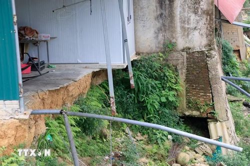 Hàng chục ngôi nhà nằm chênh vênh trơ móng, hở hàm ếch và dễ dàng sạt lở khi mưa lớn xảy ra. (Ảnh: Đinh Thùy/TTXVN)