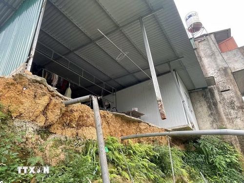 Nhiều gia đình bị sạt lở ăn sâu vào nhà ở, khiến người dân luôn sống trong cảnh bất an. (Ảnh: Đinh Thùy/TTXVN)