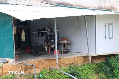 Nhiều ngôi nhà bị xói mòn sâu vào trong, khiến cuộc sống người dân bị đảo lộn. (Ảnh: Đinh Thùy/TTXVN)