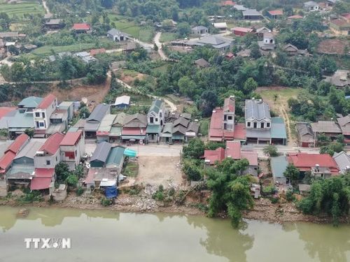 Toàn cảnh bờ suối Ngòi Hút bị sạt lở nghiêm trọng, ảnh hưởng đến 28 hộ dân thôn Làng Chạng. (Ảnh: Đinh Thùy/TTXVN)