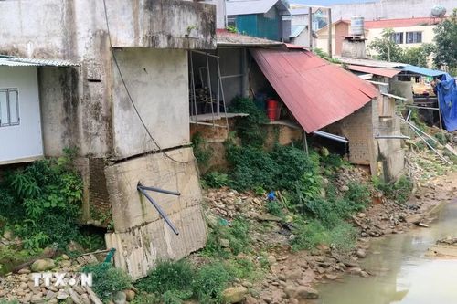 Nhiều gia đình bị xói sâu vào nhà ở, khiến người dân luôn sống trong cảnh bất an. (Ảnh: Đinh Thùy/TTXVN)