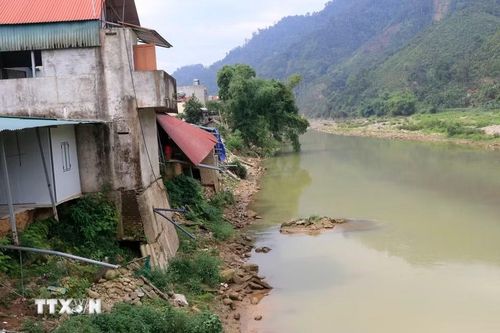 Đoạn suối Ngòi Hút qua thôn Làng Chạng có khoảng 900m bị sạt lở nghiêm trọng, nhiều vị trí xói sâu vào khu dân cư ảnh hưởng đến 28 hộ dân. (Ảnh: Đinh Thùy/TTXVN)