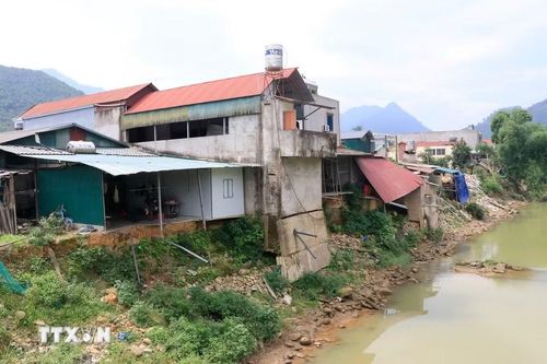 Người dân thôn Làng Chạng mong muốn sớm được đầu tư kè để bảo vệ tính mạng, tài sản của nhân dân. (Ảnh: Đinh Thùy/TTXVN)